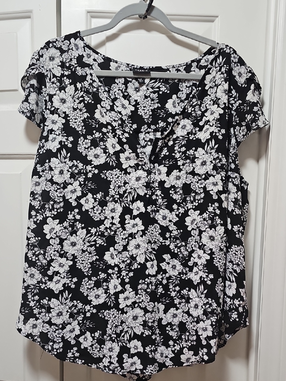 torrid Black & White Floral Short Sleeve Blouse